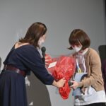 映画『愛のくだらない』主演女優から監督に花束のプレゼント。上映館拡大の発表も。