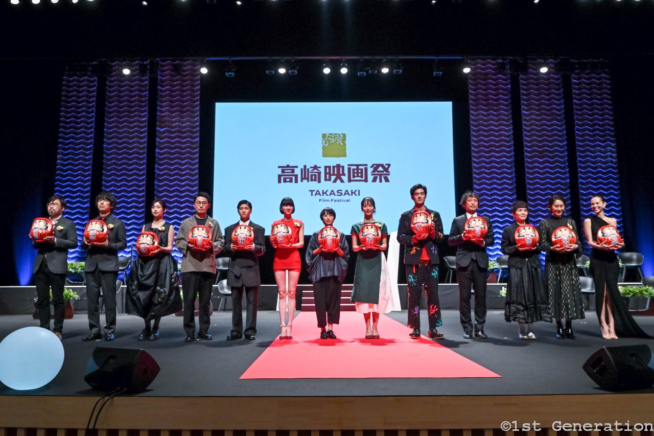 第35回高崎映画祭授賞式 恒例のだるまを抱えての受賞者（来祭者）が壇上で喜びの表情　