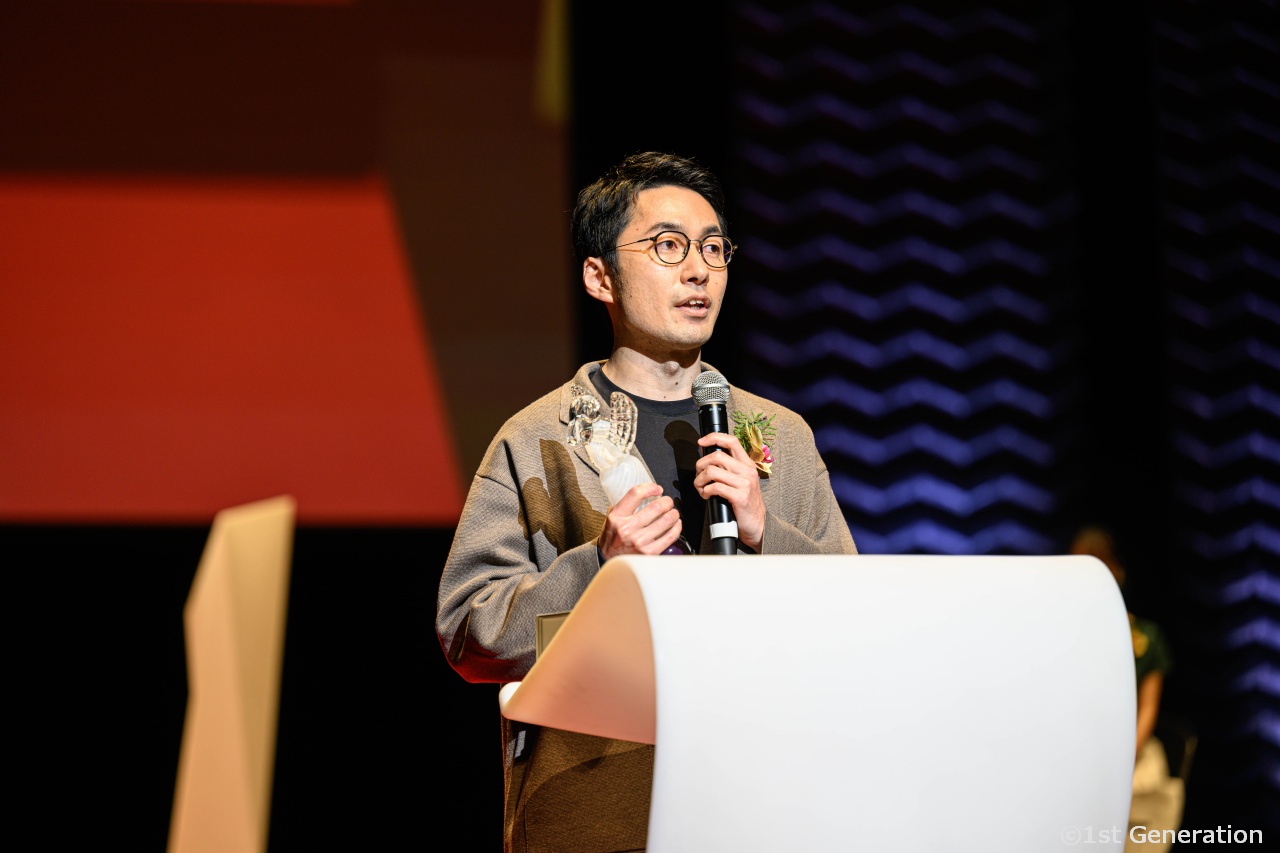 第35回高崎映画祭授賞式 恒例のだるまを抱えての受賞者（来祭者）が壇上で喜びの表情　