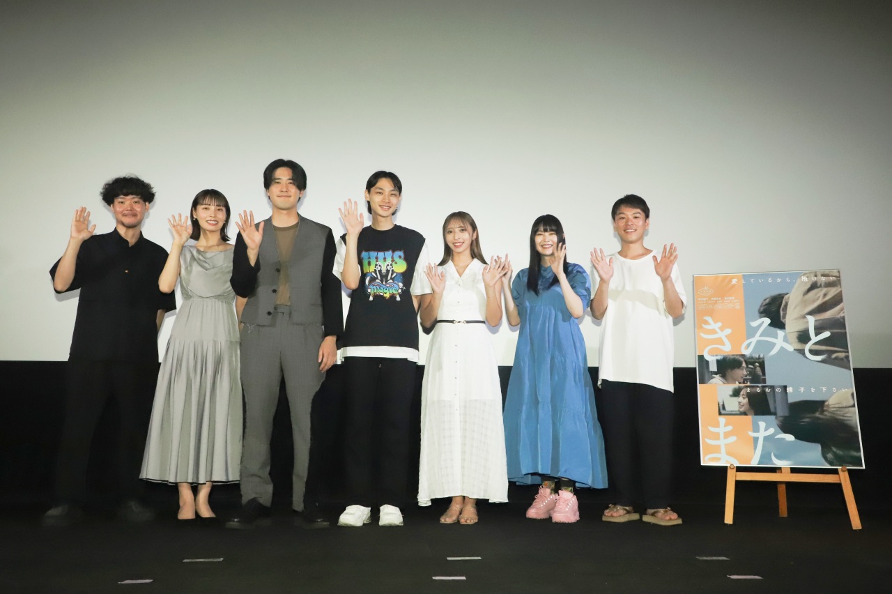 冗談を言い合える関係性を築いた平井亜門と葉名監督。『きみとまた』公開記念舞台挨拶。