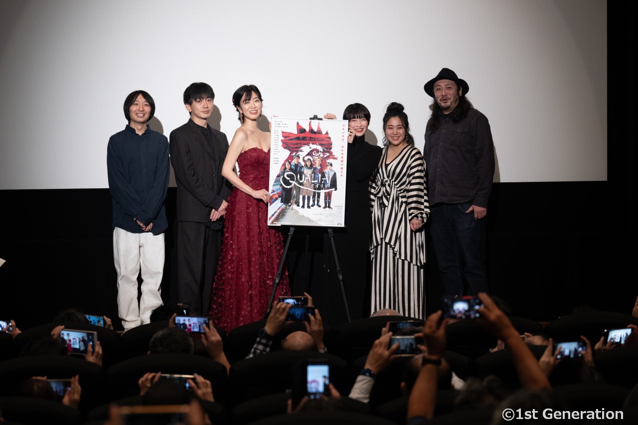 映画『クオリア』初日舞台挨拶。佐々木心音、気合の入った衣装で登壇。牛丸監督、映画への思い語る