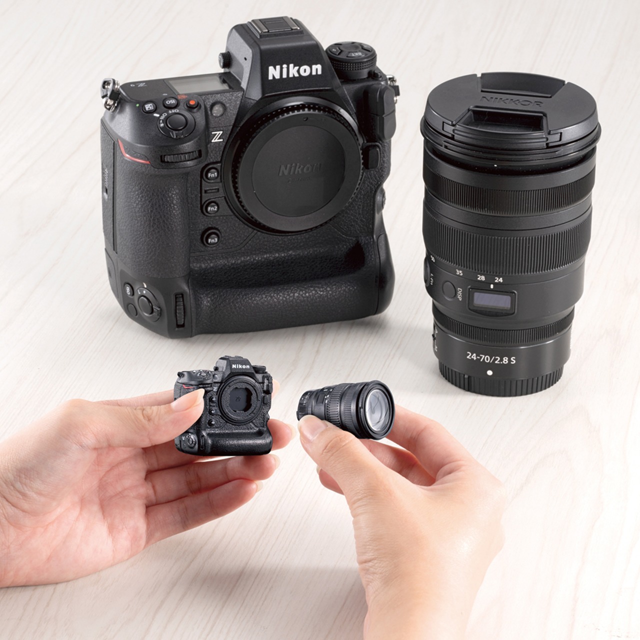 約1/3のスケールで再現！Nikonのカメラがミニチュアフィギュアになって、ガシャポン🄬に初登場！シャッターボタンを押せるギミックも搭載！
