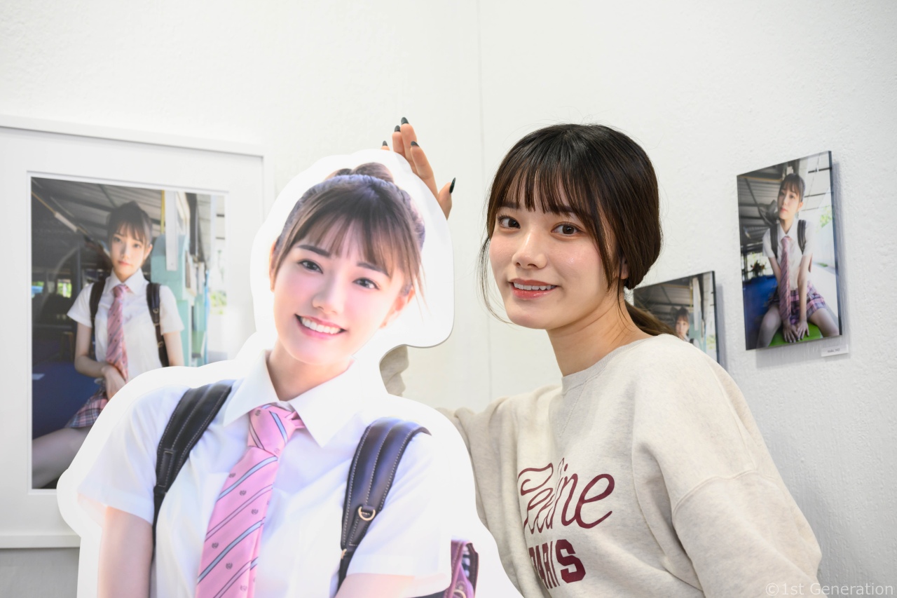 宮下玲奈、初写真展「無垢な季節」で魅力を開花！ 等身大パネルや未公開カット、ファン垂涎の特典も