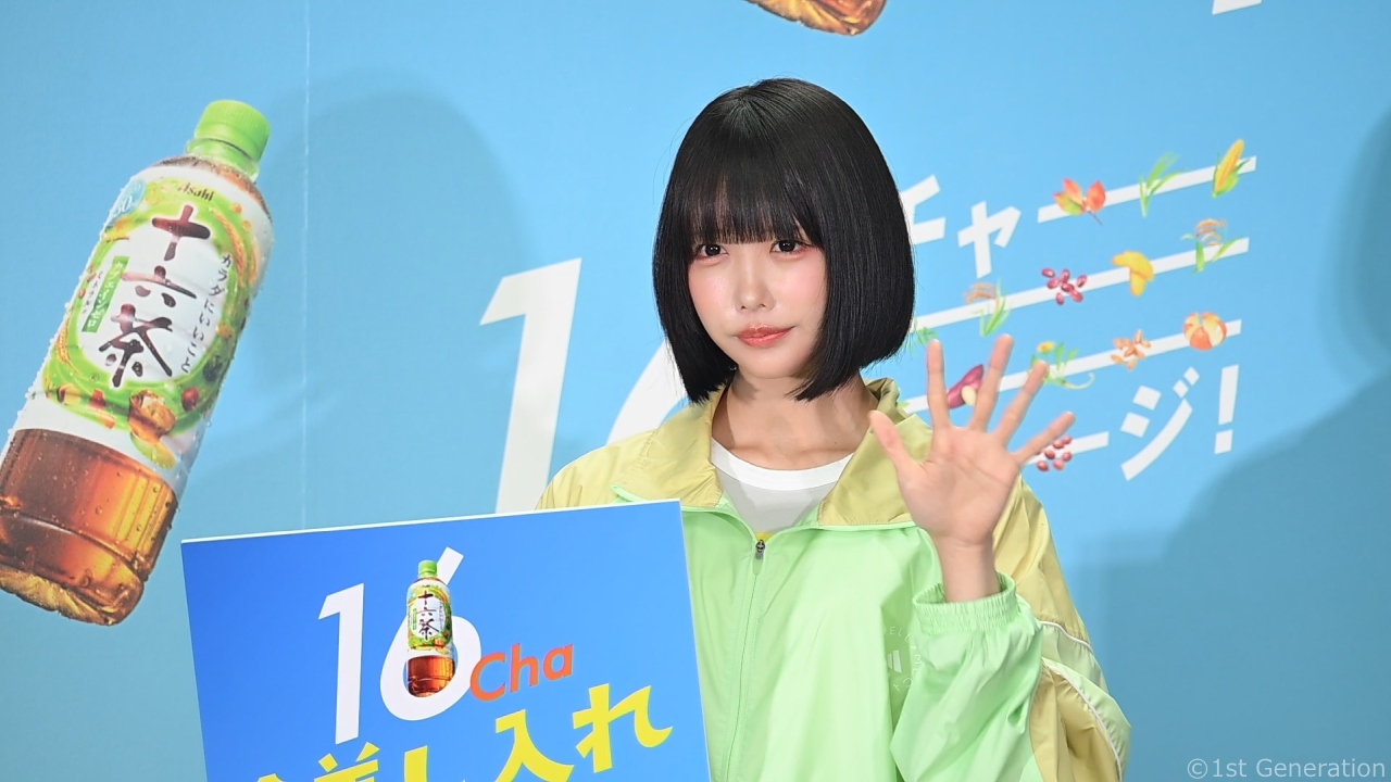 「16Cha 全国差し入れ大作戦＠東京」プレス発表会で、anoさんがフラフープに挑戦！アサヒ 十六茶をアピール
