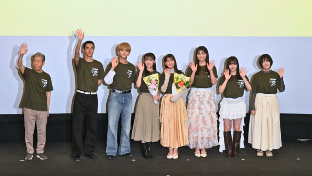 映画『ザッケン！』公開記念舞台挨拶でW主演の中島瑠菜と大島美優が感無量！初日を迎えた喜びと特製の”雑草”花束サプライズに笑顔